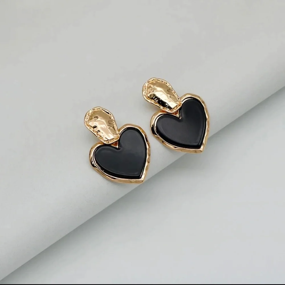 Gold black retro heart earrings - Picture 5 of 6